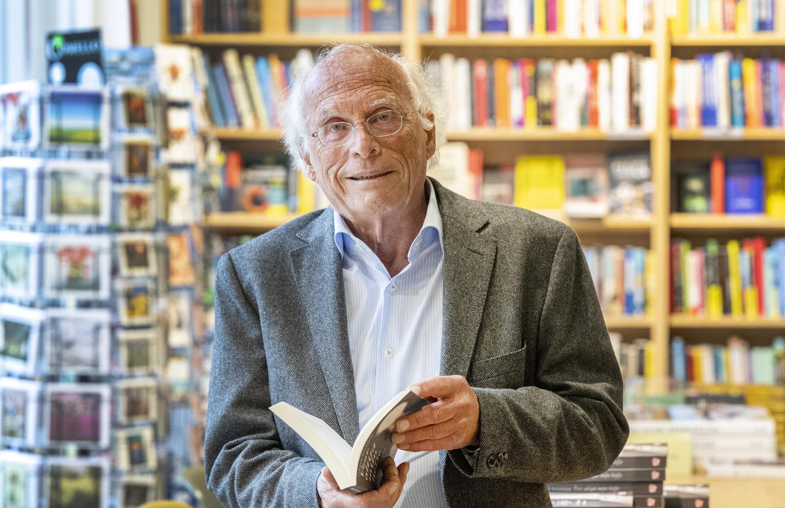 Sybren Kalkman in een boekwinkel